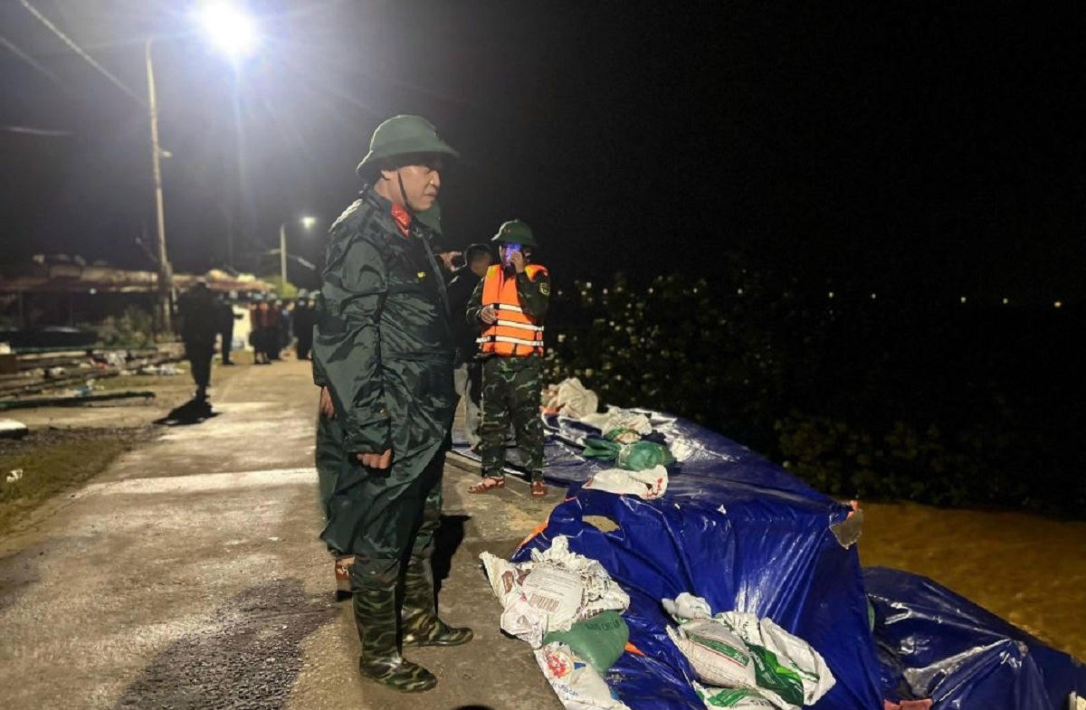 Đại tá Trần Hữu Ích - Chỉ huy trưởng Bộ CHQS TP Đà Nẵng trực tiếp chỉ đạo hiện trường. 