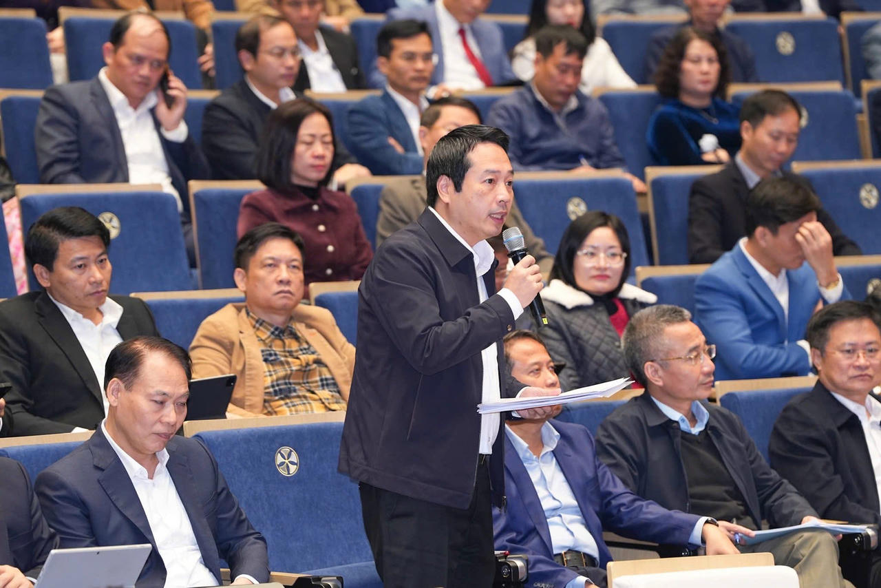 Giám đốc Sở Tài chính Hải Phòng Nguyễn Ngọc Tú giải đáp các kiến nghị của các đại biểu.