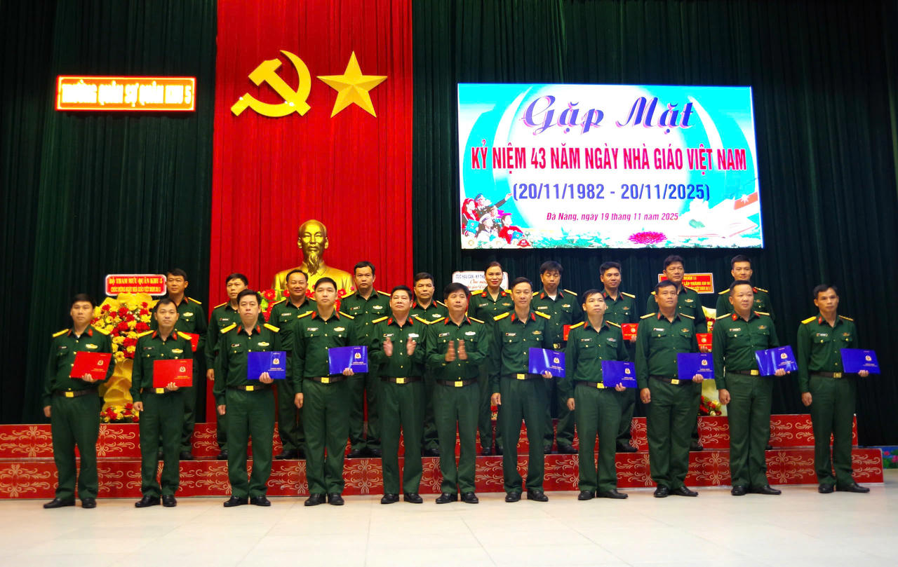  Khen thưởng cho 21 cá nhân tiêu biểu và tuyên dương 16 giáo viên dạy giỏi cấp cơ sở.