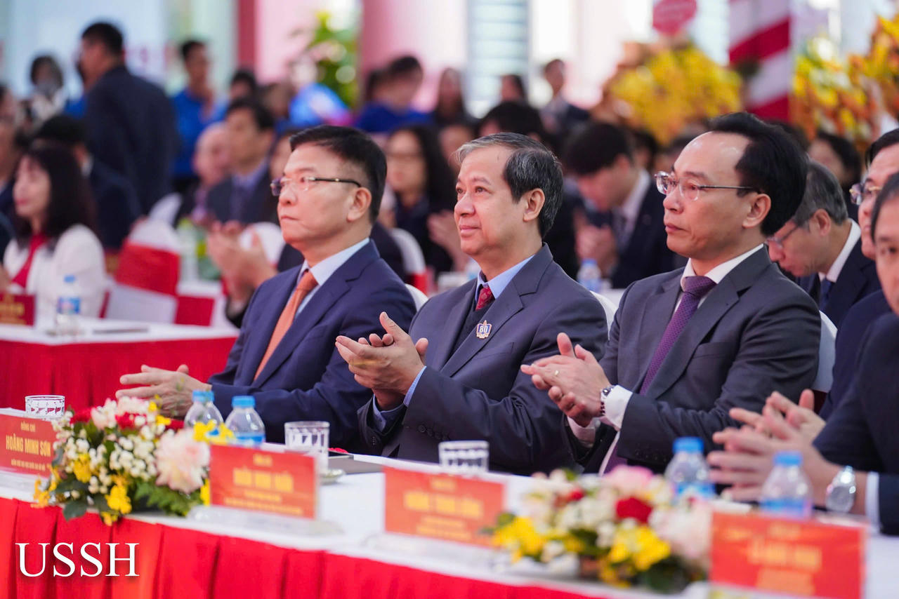 Phó Thủ tướng Lê Thành Long, Bộ trưởng Bộ Giáo dục và Đào tạo Nguyễn Kim Sơn cùng nhiều lãnh đạo các Ban, Bộ, ngành Trung ương và Hà Nội, các Trường đối tác và các thế hệ cán bộ, giảng viên, sinh viên nhà Trường đã dự buổi lễ.