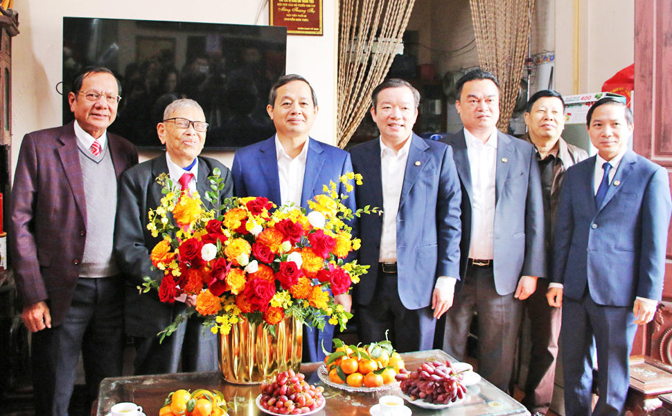 Chủ tịch UBND tỉnh Phạm Hoàng Sơn tặng hoa chúc mừng Nhà giáo Nhân dân Nguyễn Đức Thìn.(Ảnh: Báo Bắc Ninh)