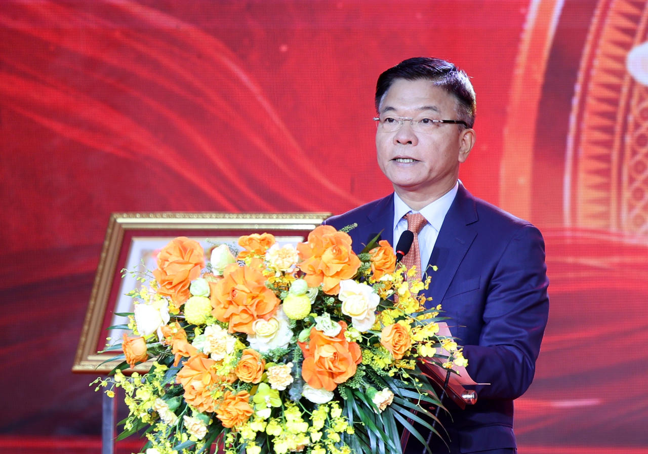 Phó Thủ tướng Lê Thành Long chúc mừng Nhà trường về những thành tựu quan trọng đạt được - Ảnh: VGP/Đức Tuân