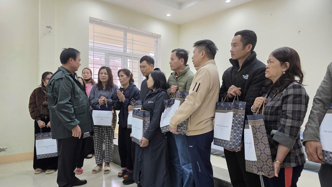 Đoàn công tác Bộ Nông nghiệp và Môi trường tặng quà cho người dân vùng sạt lở.