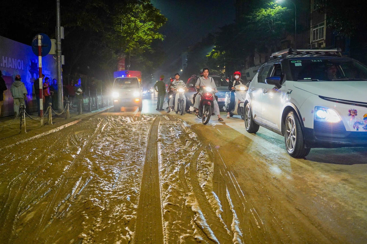 Xử lý tài xế xe tải làm rơi vãi bùn đất xuống đường phố Hà Nội