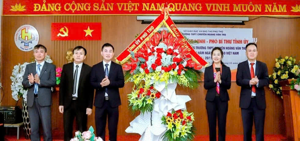 Phó Bí thư Tỉnh ủy Bùi Thị Minh đã đến thăm, tặng hoa chúc mừng các thầy cô giáo Trường THPT chuyên Hoàng Văn Thụ.