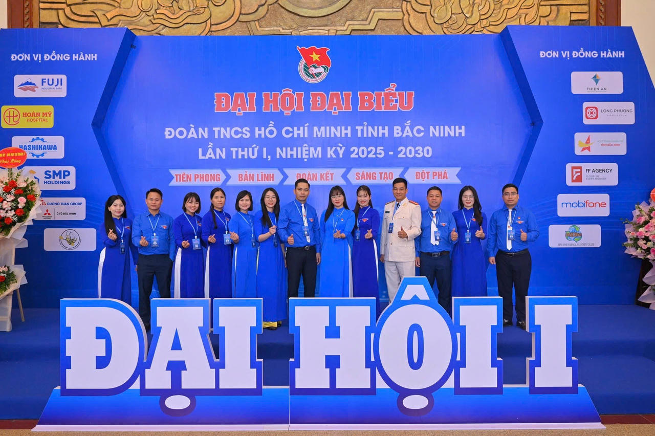 Các đại biểu chụp ảnh lưu niệm.