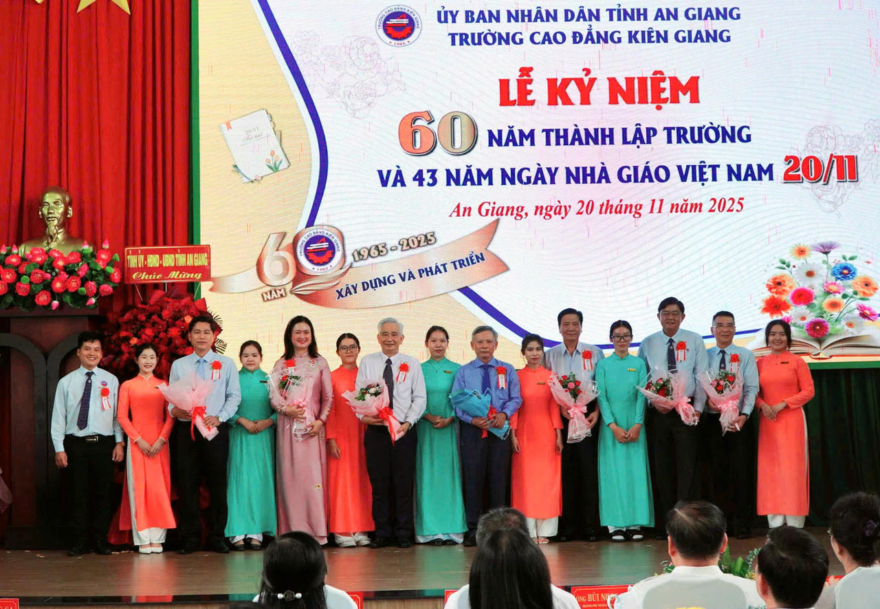 Tặng hoa tri ân Ban Giám hiệu nhà trường qua các thời kỳ.