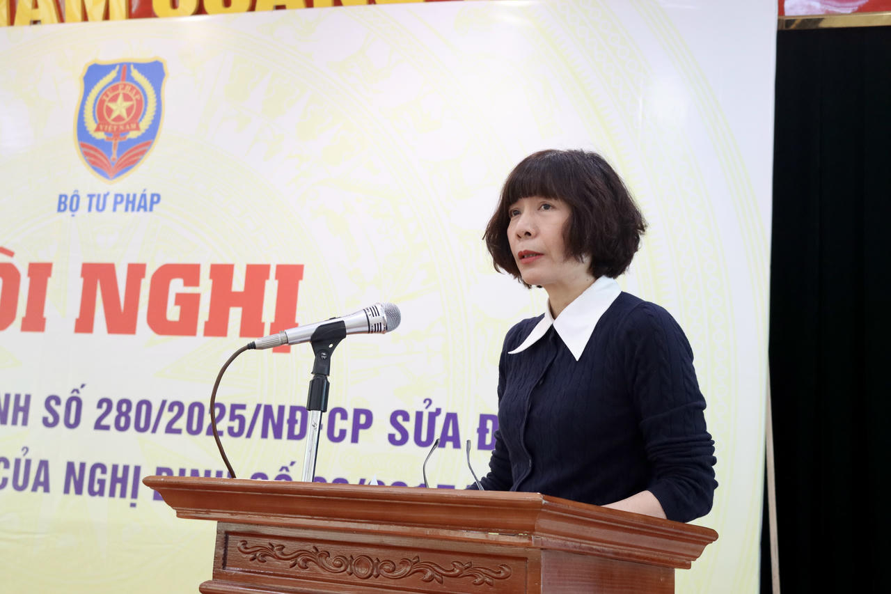 Phó Vụ trưởng Vụ Vụ Pháp luật Hình sự - Hành chính Lê Thị Hoà trình bày&nbsp;chuyên đề “Một số nội dung về uỷ quyền, phân công thực hiện nhiệm vụ chứng thực”.