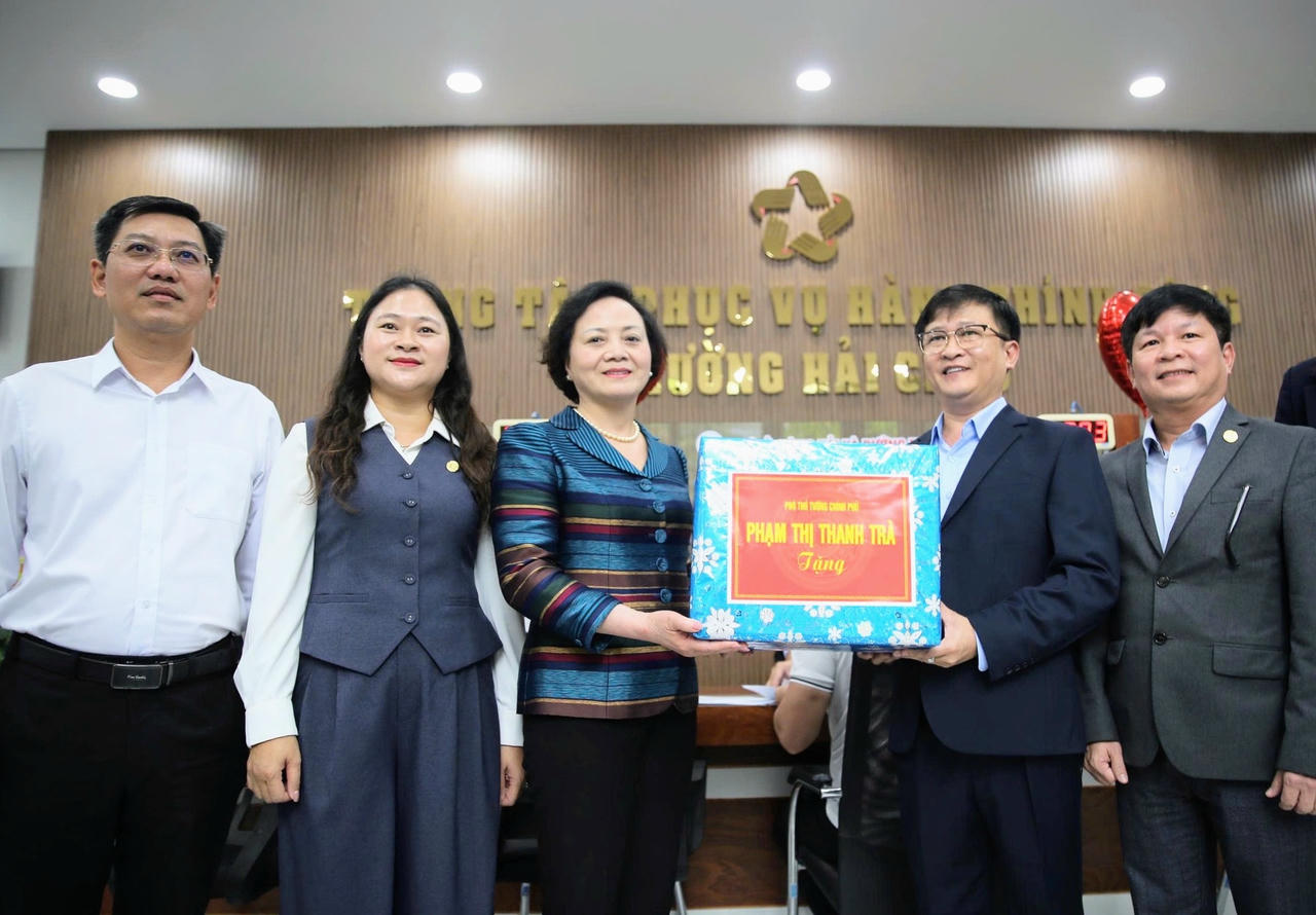 Phó Thủ tướng Phạm Thị Thanh Trà tặng quà Trung tâm phục vụ hành chính công phường Hải Châu, Đà Nẵng - Ảnh: VGP/Thu Giang