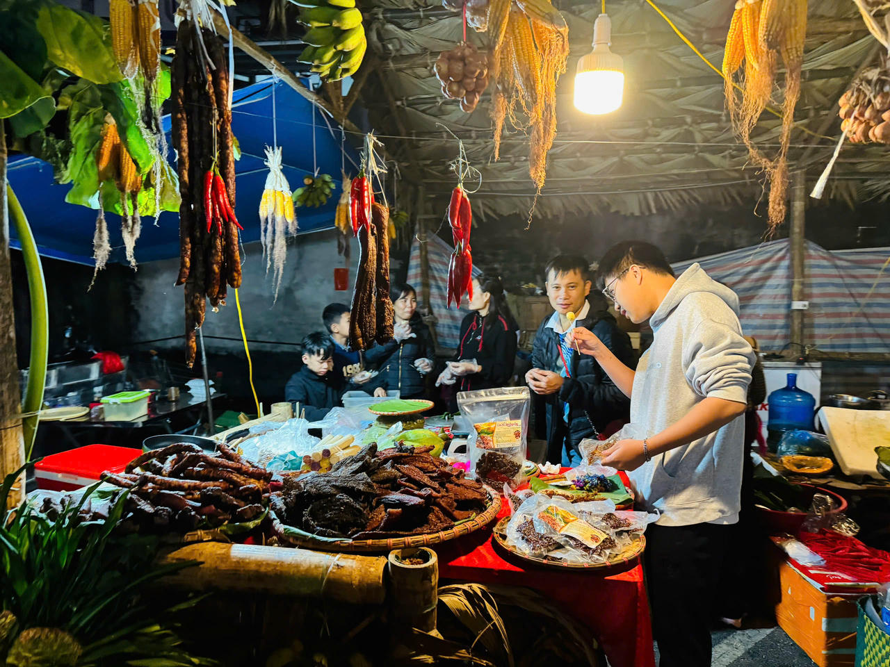 Khu ẩm thực luôn tấp nập với những món ăn truyền thống, phục vụ du khách tham quan Chợ Cốc Lếu xưa về đêm.