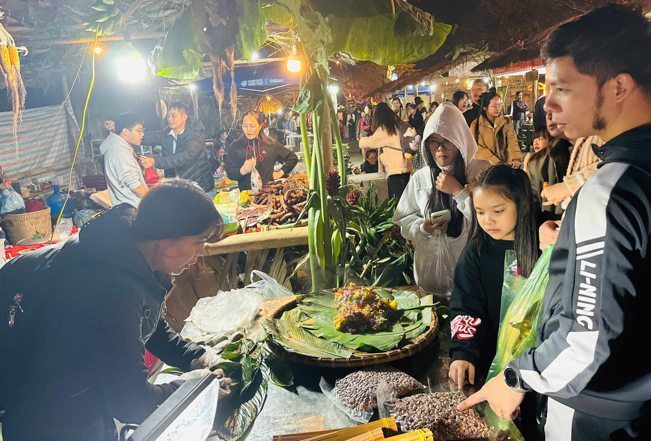 Du khách thưởng thức các món đặc sản vùng cao, nổi bật là thắng cố truyền thống.