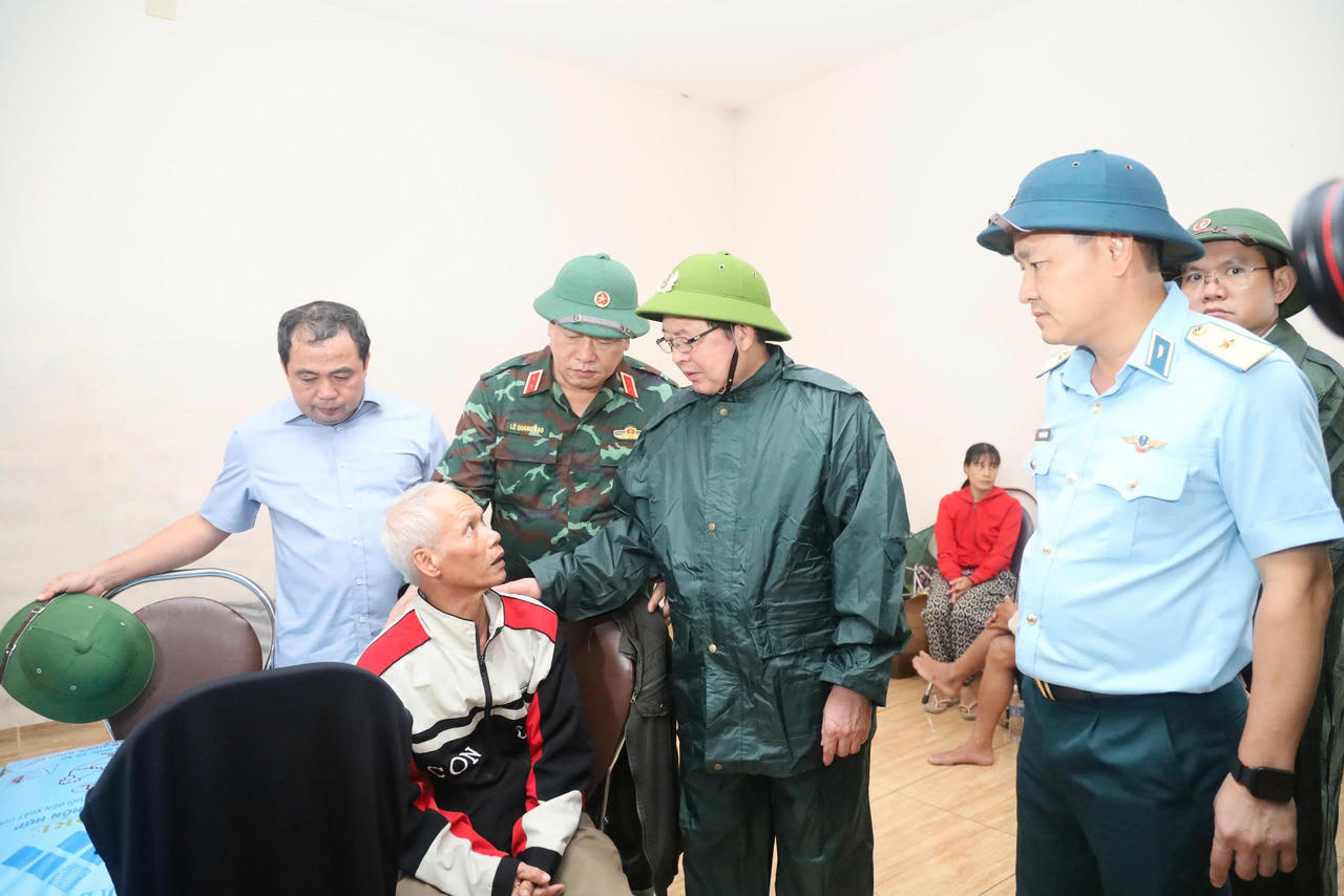 Phó Thủ tướng Hồ Quốc Dũng chỉ đạo huy động tối đa lực lượng, cứu dân xuyên đêm trong lũ tại Khánh Hòa