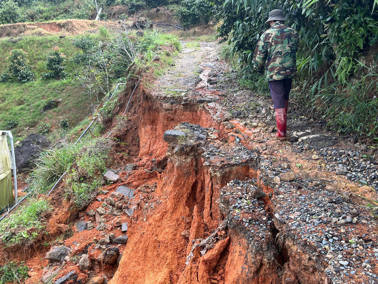 Mưa lớn kéo dài khiến nhiều khu vực ở Đà Lạt "no nước", bắt đầu sạt lở.