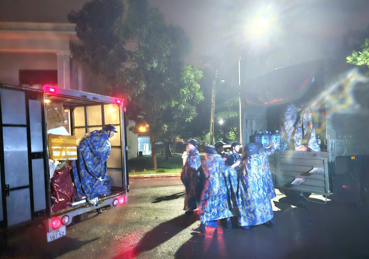 Cán bộ, chiến sĩ vận chuyển nhu yếu phẩm lên xe cơ động giúp nhân dân