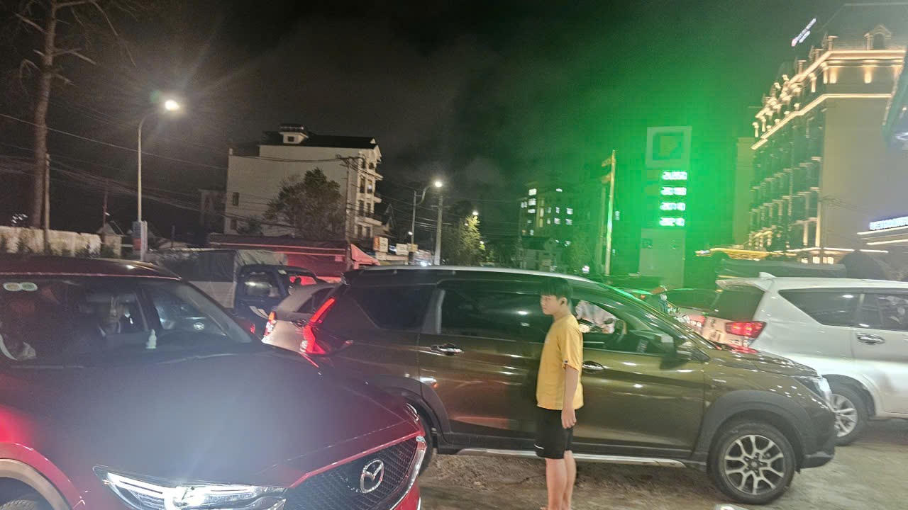 Người dân Đà Lạt lo lắng đi mua xăng, dầu.