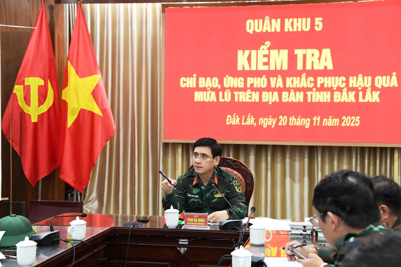 Đại tá Phan Đại Nghĩa - Phó Tư lệnh kiêm Tham mưu trưởng Quân khu 5 chỉ đạo tại buổi làm việc.&nbsp;