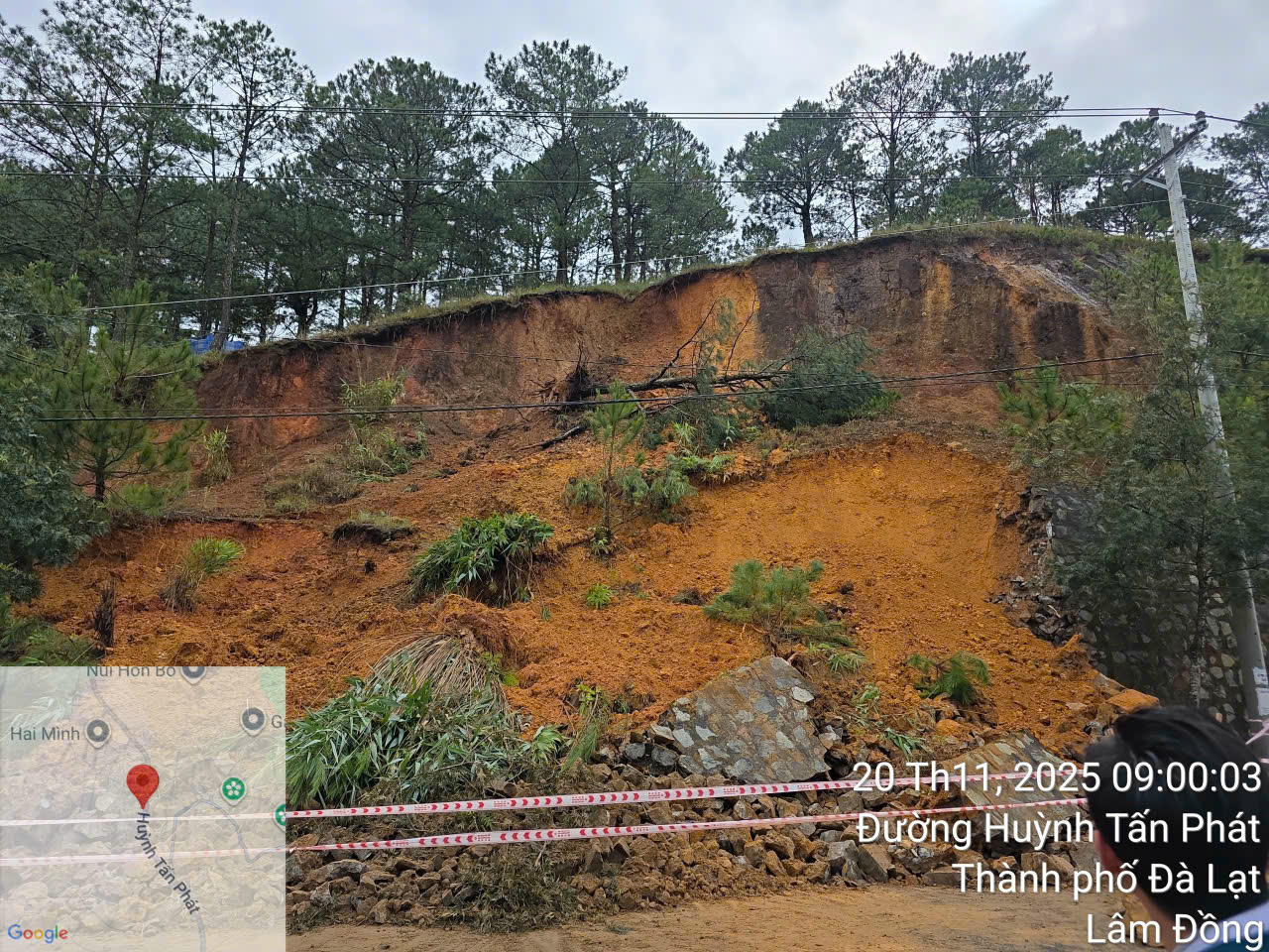 Một mảng rừng sạt trượt trên đường Huỳnh Tấn Phát.