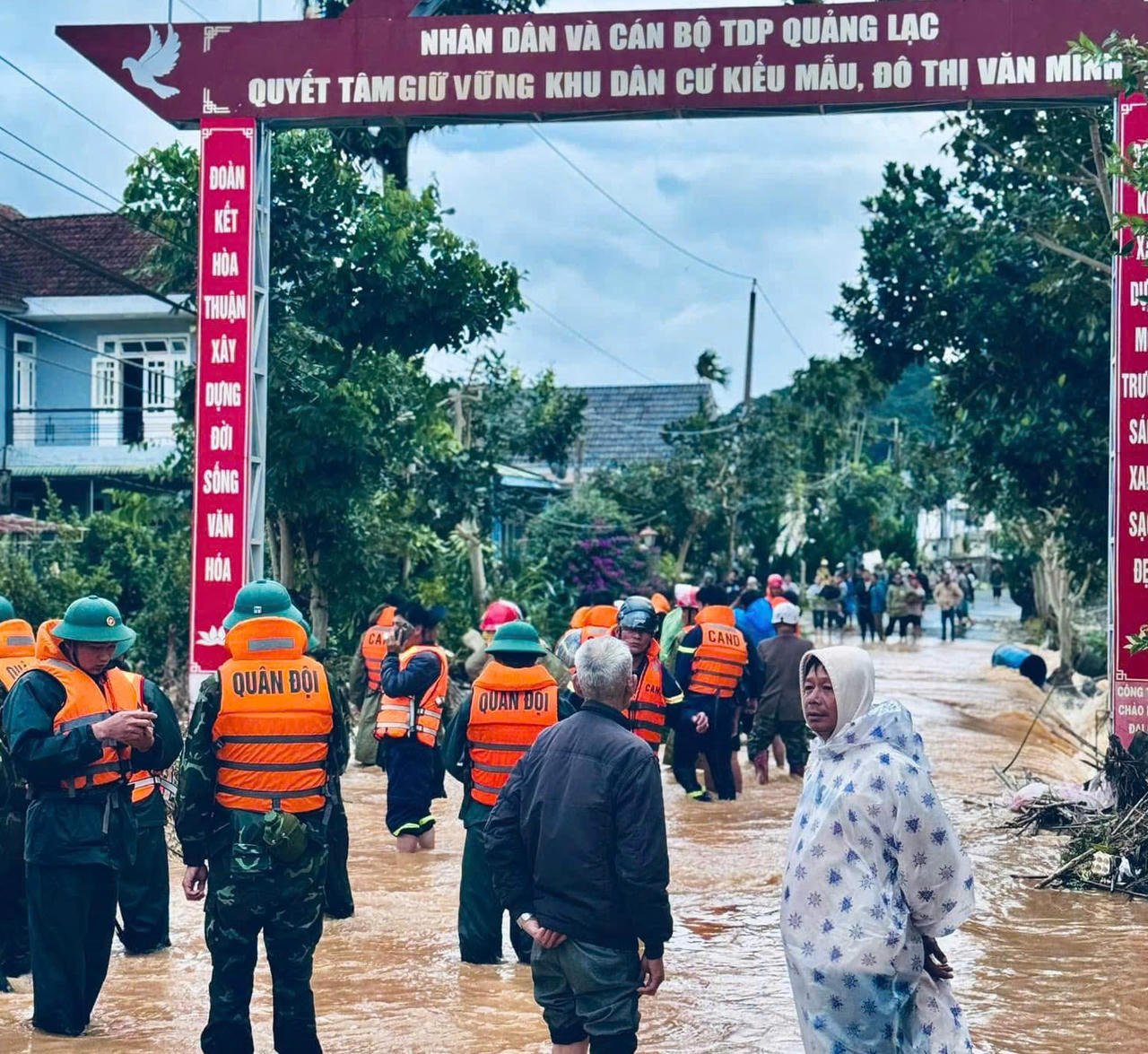 Nước dâng lên cao ở khu vực thôn Quảng Lạc, xã D'Ran.