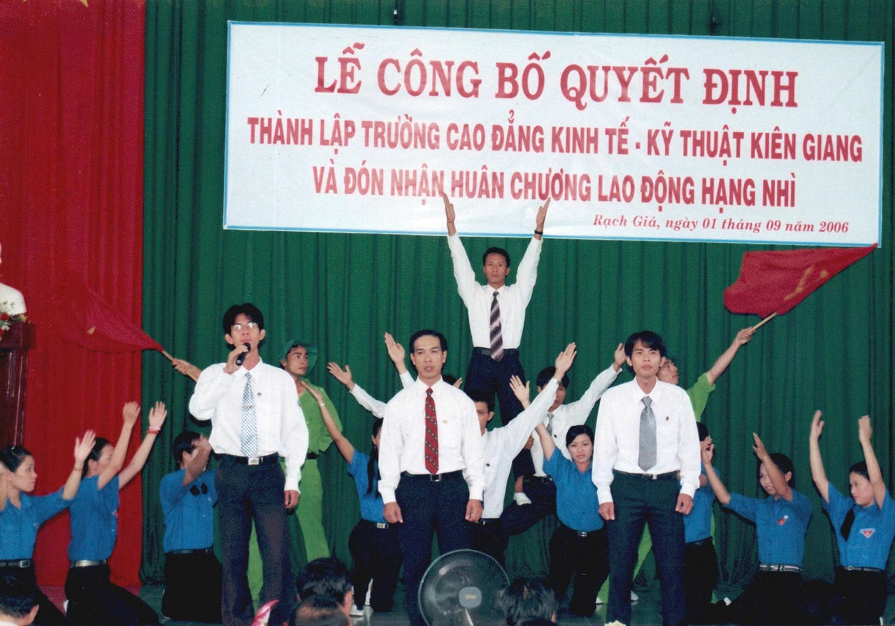 Lễ Công bố Quyết định thành lập Trường CĐ Kinh tế - Kỹ thuật Kiên Giang và Đón nhận Huân chương Lao động hạng Nhì năm 2006.