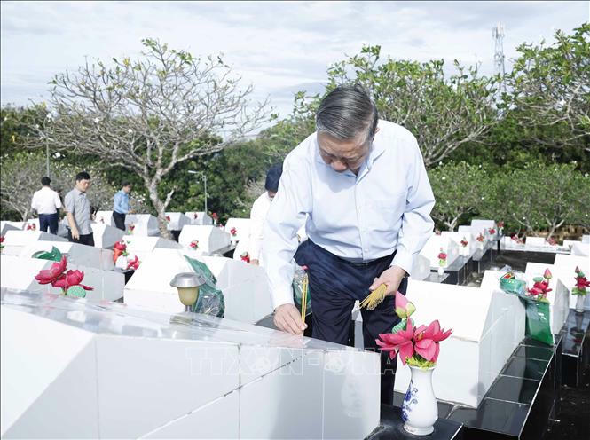 Tổng Bí thư Tô Lâm dâng hương tại Nghĩa trang liệt sĩ Phú Quốc. Ảnh: Thống Nhất/TTXVN