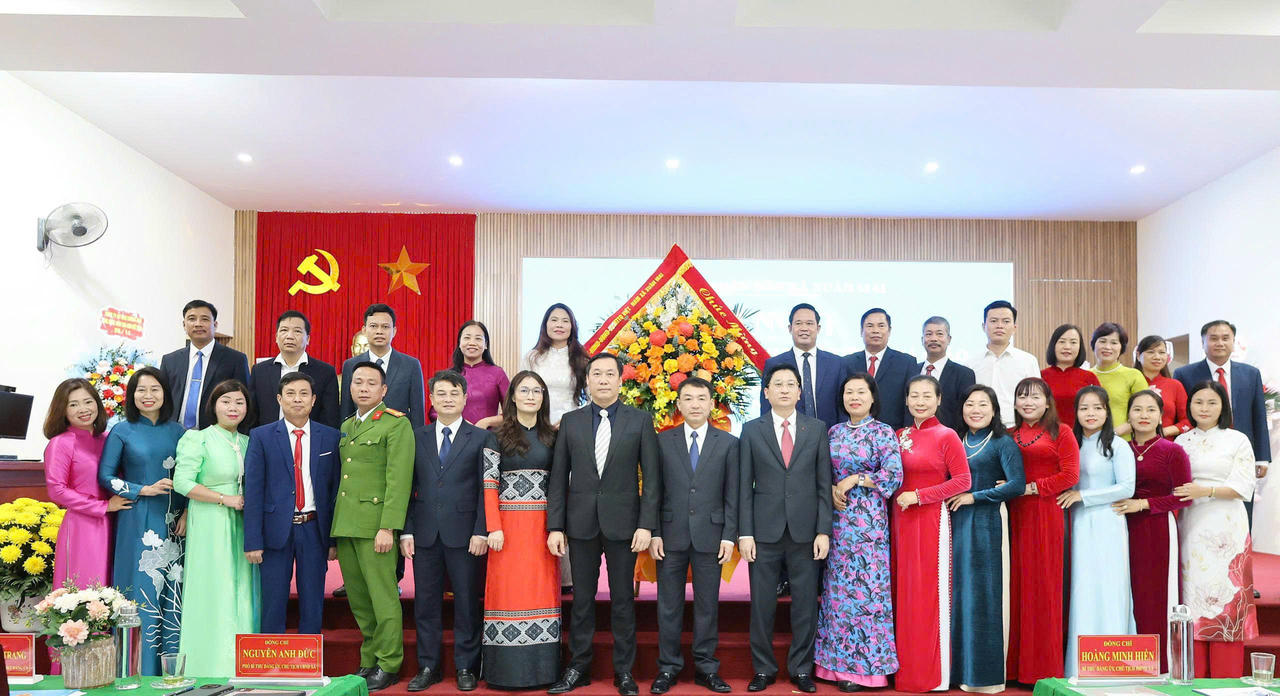 Các đại biểu chụp hình lưu niệm&nbsp;