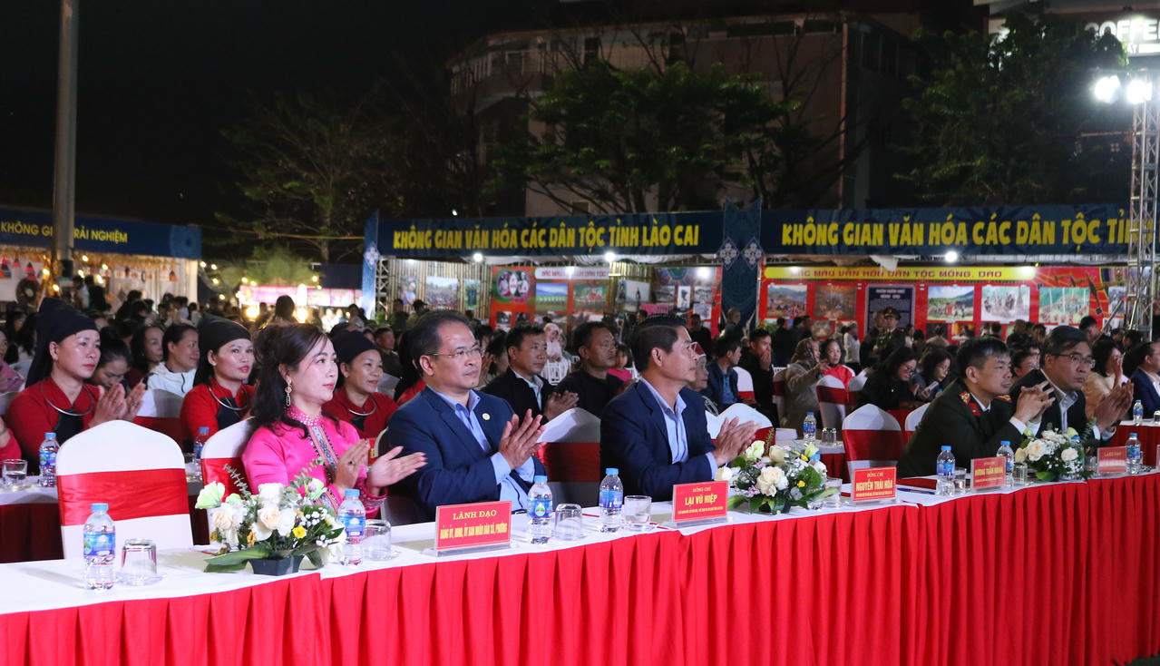 Các đại biểu tham dự Lễ khai mạc.