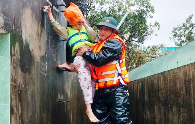 Đảng ủy Bộ Chỉ huy Quân sự tỉnh Gia Lai thực hiện tốt việc triển khai ứng phó mưa lũ, hỗ trợ di dời dân đến nơi an toàn.&nbsp;