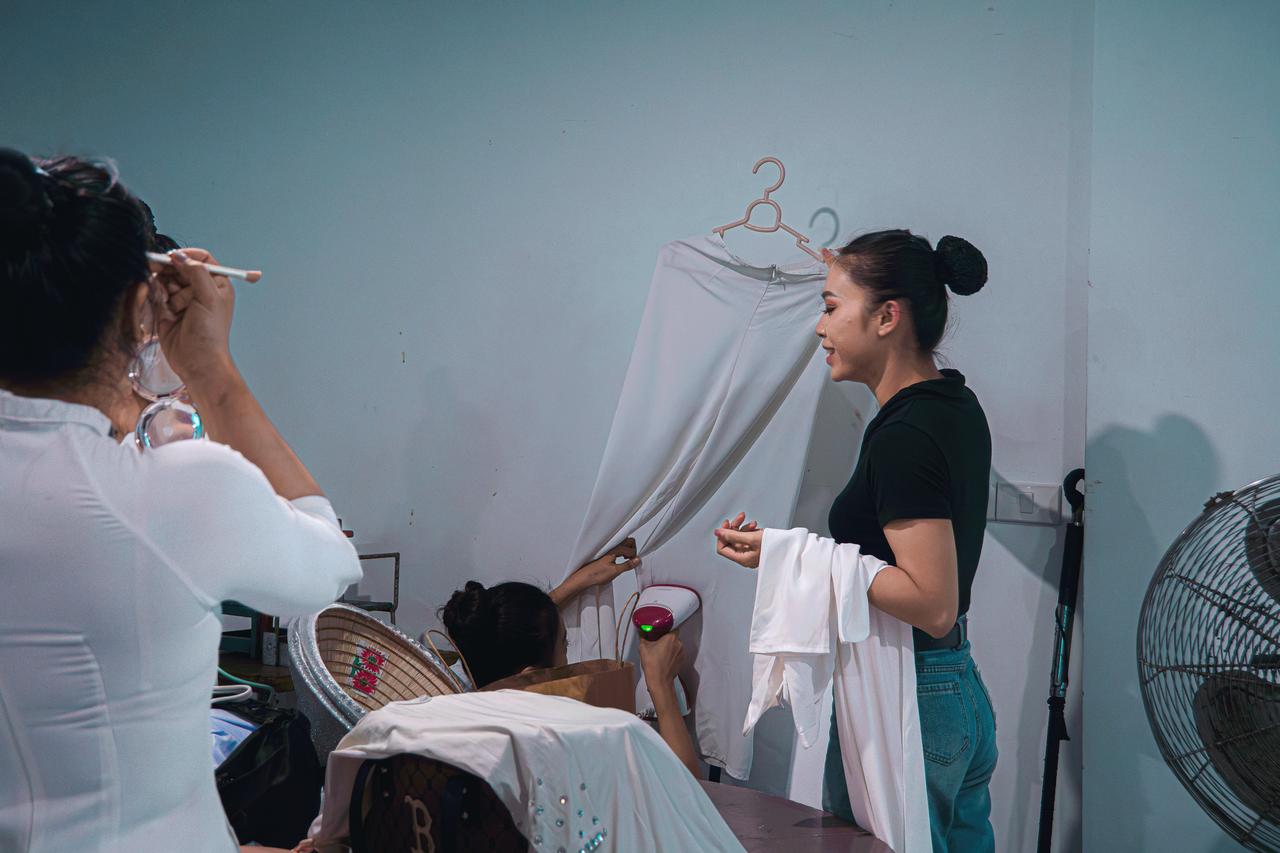 Nghệ sĩ Thu Hương được đồng nghiệp giúp là ủi trang phục trước giờ diễn vở “Ước Mơ Xanh”.
