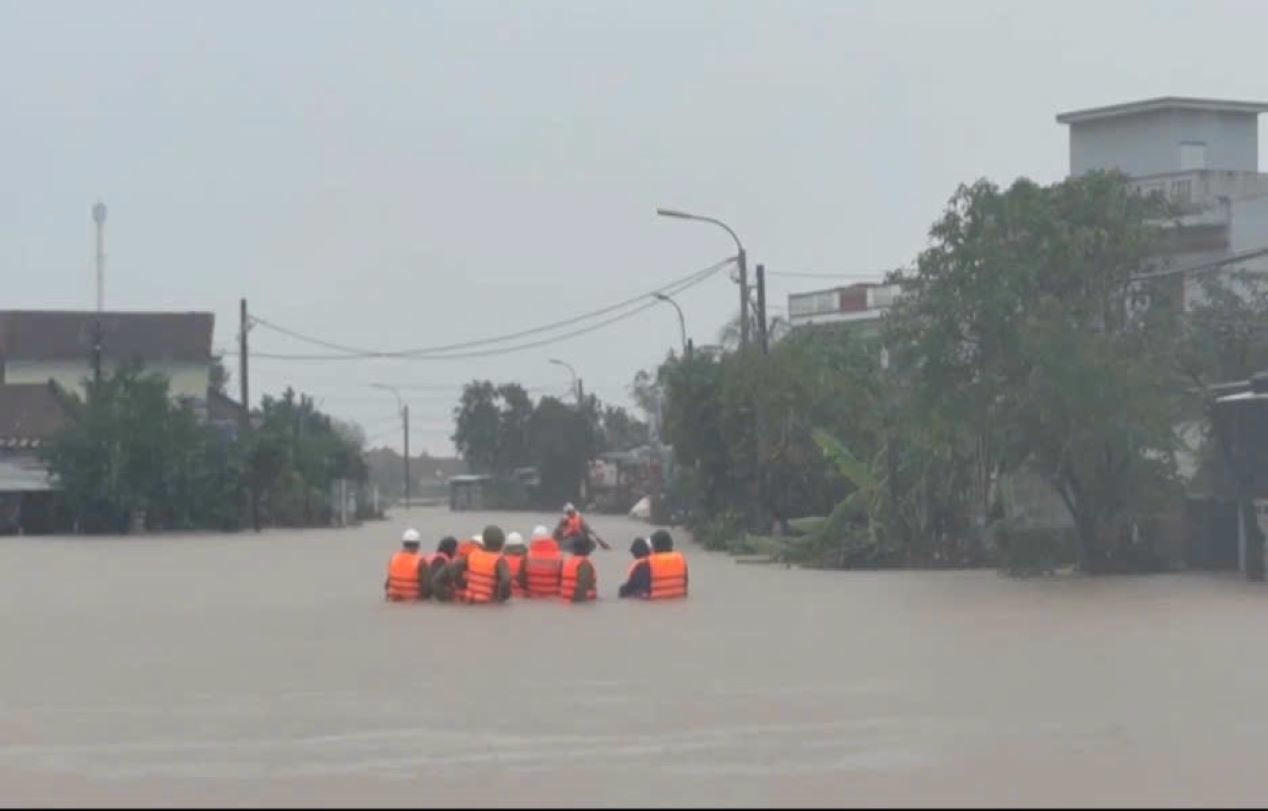 Lực lượng công an và cứu hộ cứu nạn dầm mình trong mưa cứu dân vùng lũ.