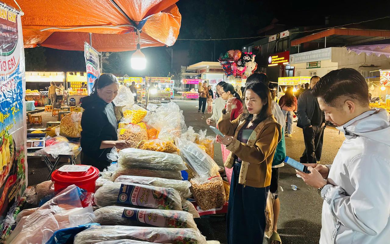 Tiểu thương giới thiệu các sản phẩm nông sản do bà con vùng cao tự sản xuất.