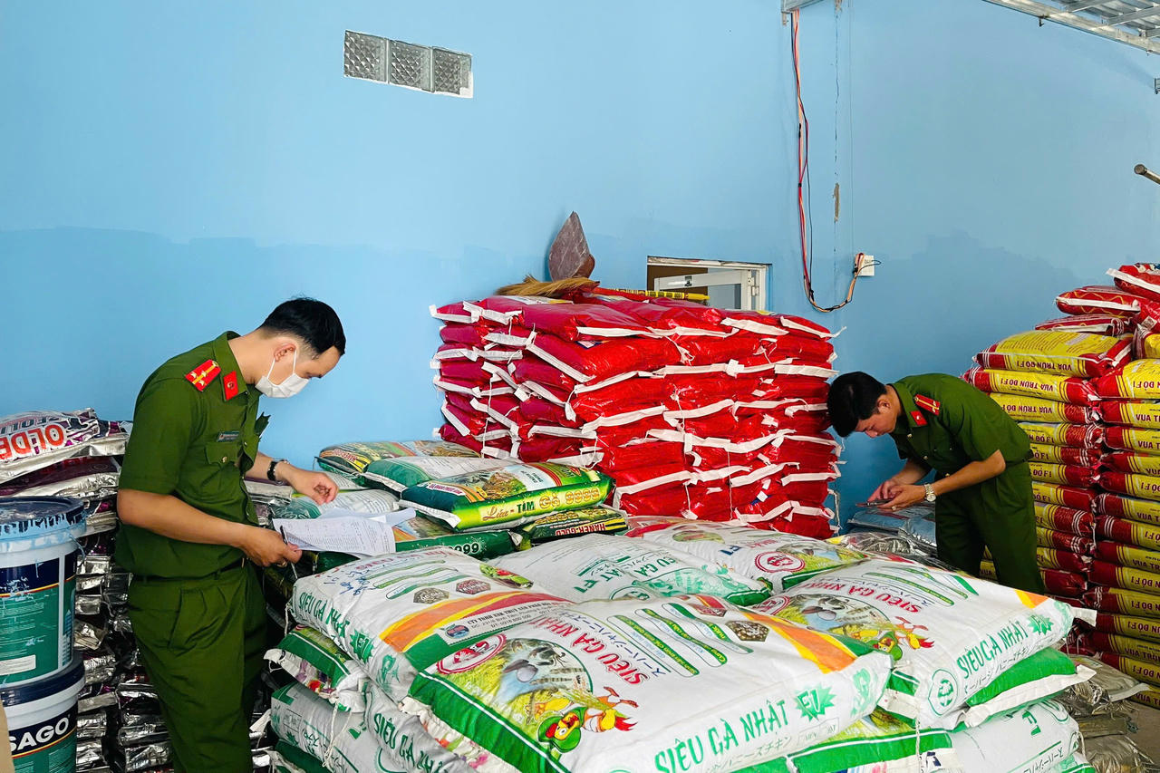 Công an tỉnh Cà Mau kiểm tra, phát hiện các sản phẩm không rõ nguồn gốc, xuất xứ.