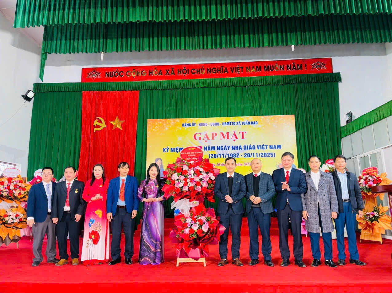 Lãnh đạo xã Tuấn Đạo chúc mừng các nhà giáo nhân ngày 20/11.