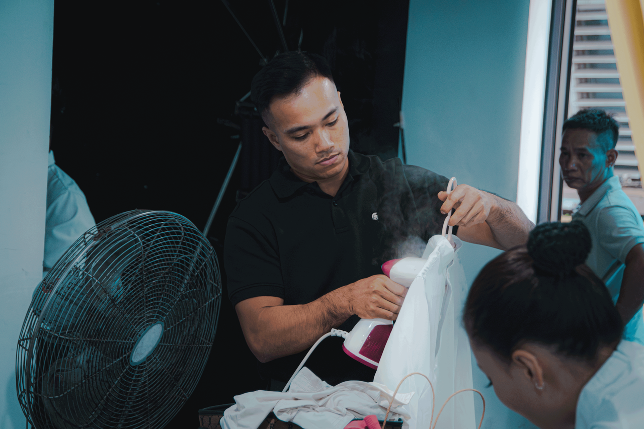  Nghệ sĩ Thanh Tuấn tỉ mỉ là trang phục trước buổi biểu diễn.
