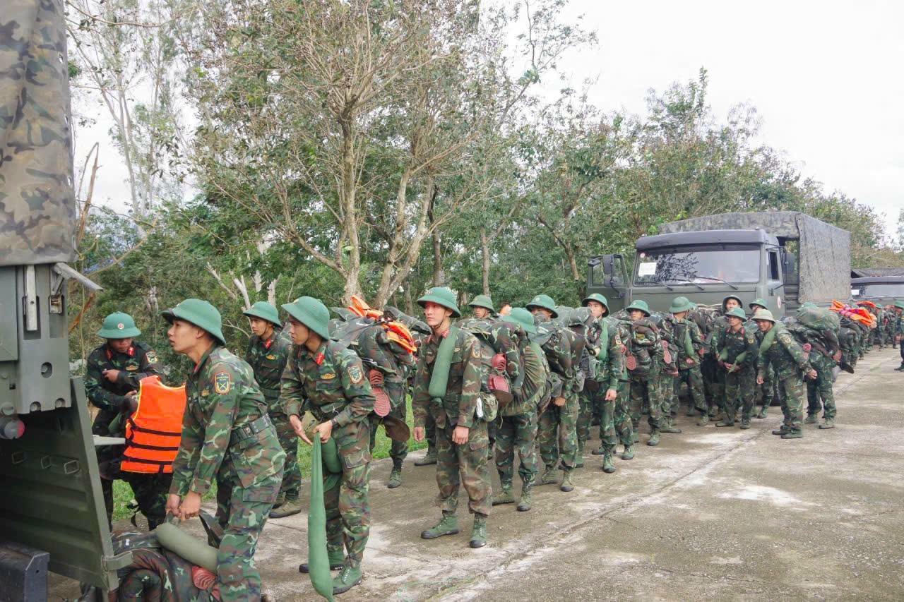 Cán bộ, chiến sĩ lên đường làm nhiệm vụ hỗ trợ Nhân dân tại Gia Lai. 
(Ảnh: Thế Phong)