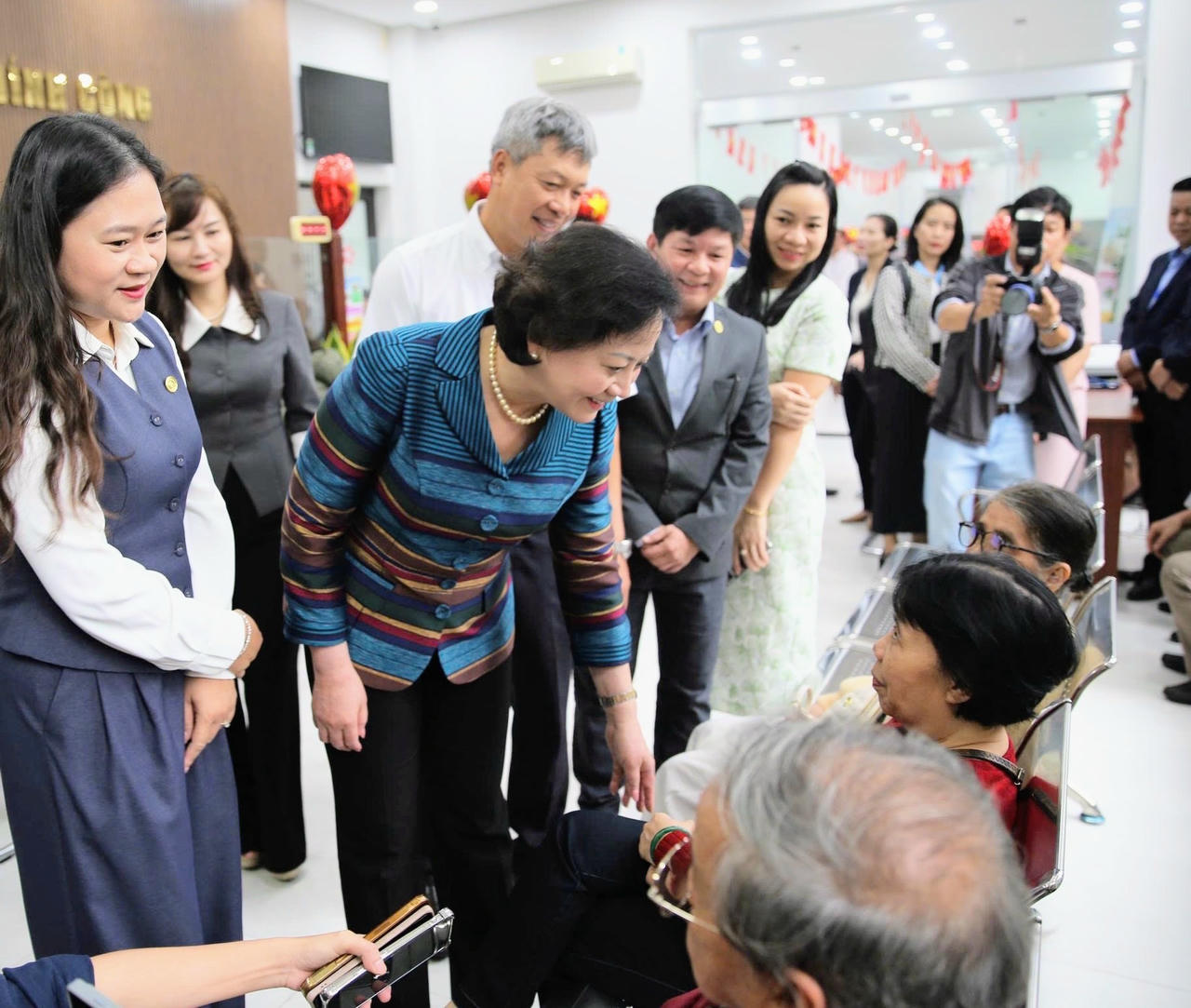 Phó Thủ tướng thăm hỏi người dân đến làm thủ tục tại Trung tâm phục vụ hành chính công phường Hải Châu, Đà Nẵng - Ảnh: VGP/Thu Giang