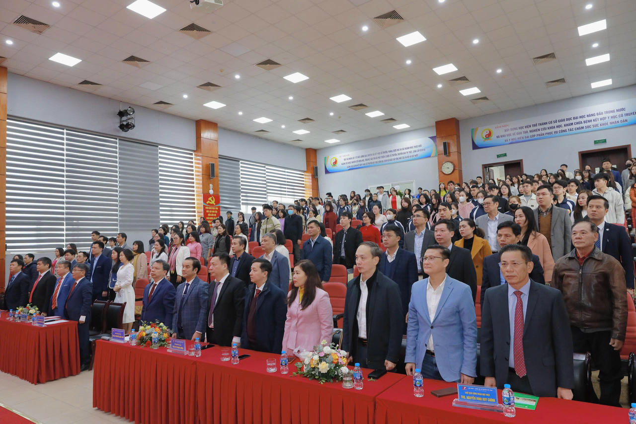 Học viện Y - Dược học cổ truyền Việt Nam đã tổ chức lễ kỷ niệm 43 năm Ngày Nhà giáo Việt Nam, nhằm tôn vinh những đóng góp to lớn của đội ngũ giảng viên, cán bộ, và học viên đối với sự nghiệp phát triển y dược học cổ truyền