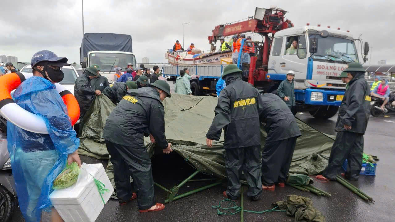 Chạy đua từng phút, lực lượng biên phòng Khánh Hòa khẩn trương tiếp cận người dân bị cô lập