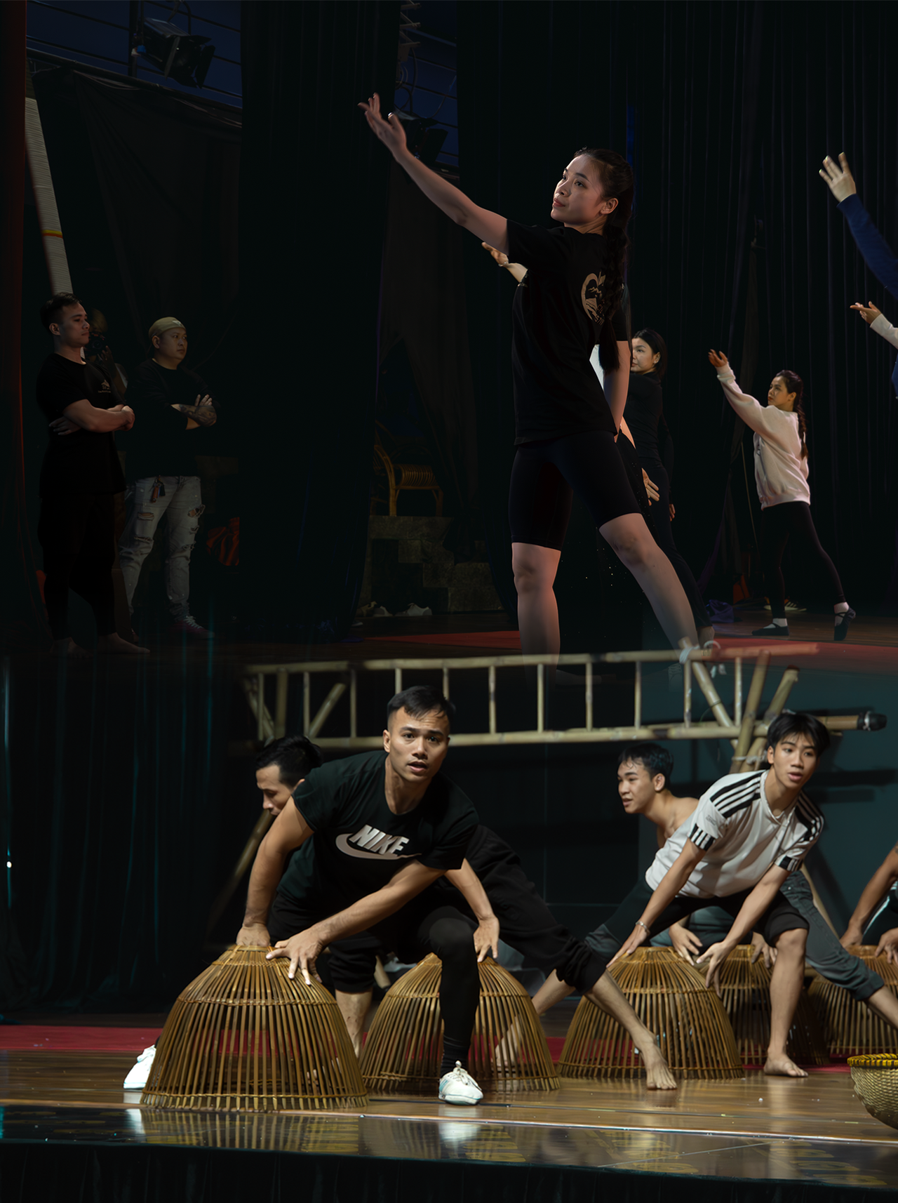 Trong các buổi tập, hai nghệ sĩ liên tục hỗ trợ, hướng dẫn các diễn viên trẻ hoàn thiện kỹ thuật và cách xử lý động tác.
