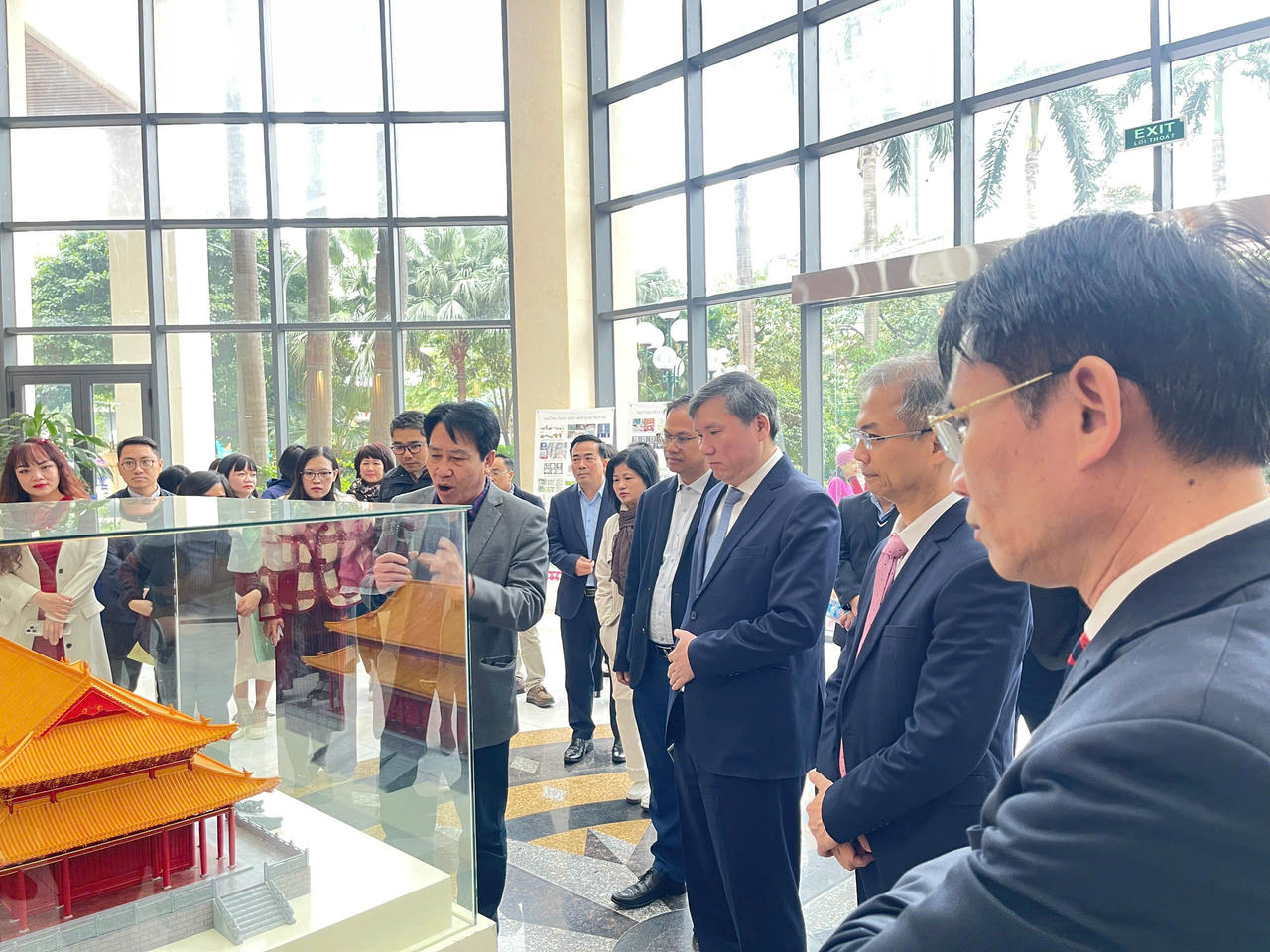 PGS.TS. Bùi Minh Trí, nguyên Viện trưởng Viện Nghiên cứu Kinh Thành (nay là bộ phận quan trọng của Viện Khảo cổ học) giới thiệu hình ảnh 3D kiến trúc cung điện Kính Thiên thời Lê Sơ tại sự kiện.