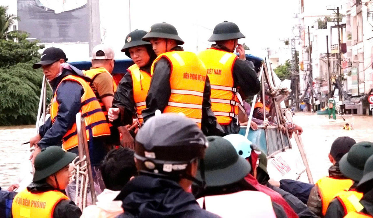 Chạy đua từng phút, lực lượng biên phòng Khánh Hòa khẩn trương tiếp cận người dân bị cô lập