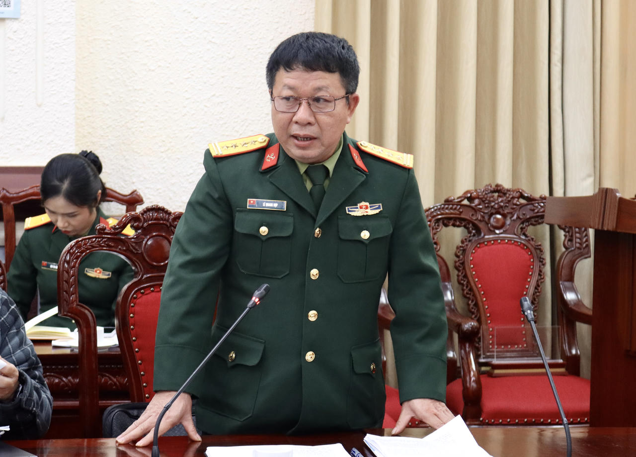 Phó tổng giám đốc Trung tâm Hành động bom mìn quốc gia Việt Nam (Bộ Quốc Phòng) phát biểu tại buổi thẩm định.