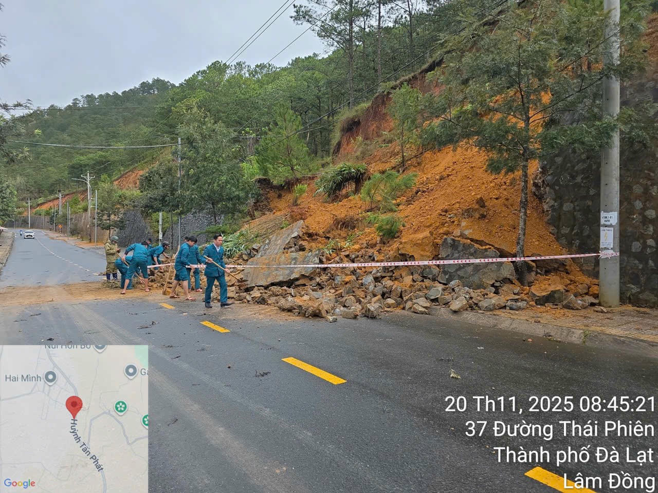 Lực lượng chức năng phường Lâm Viên - Đà Lạt dọn dẹp khu vực sạt lở đất ở đường Thái Phiên.