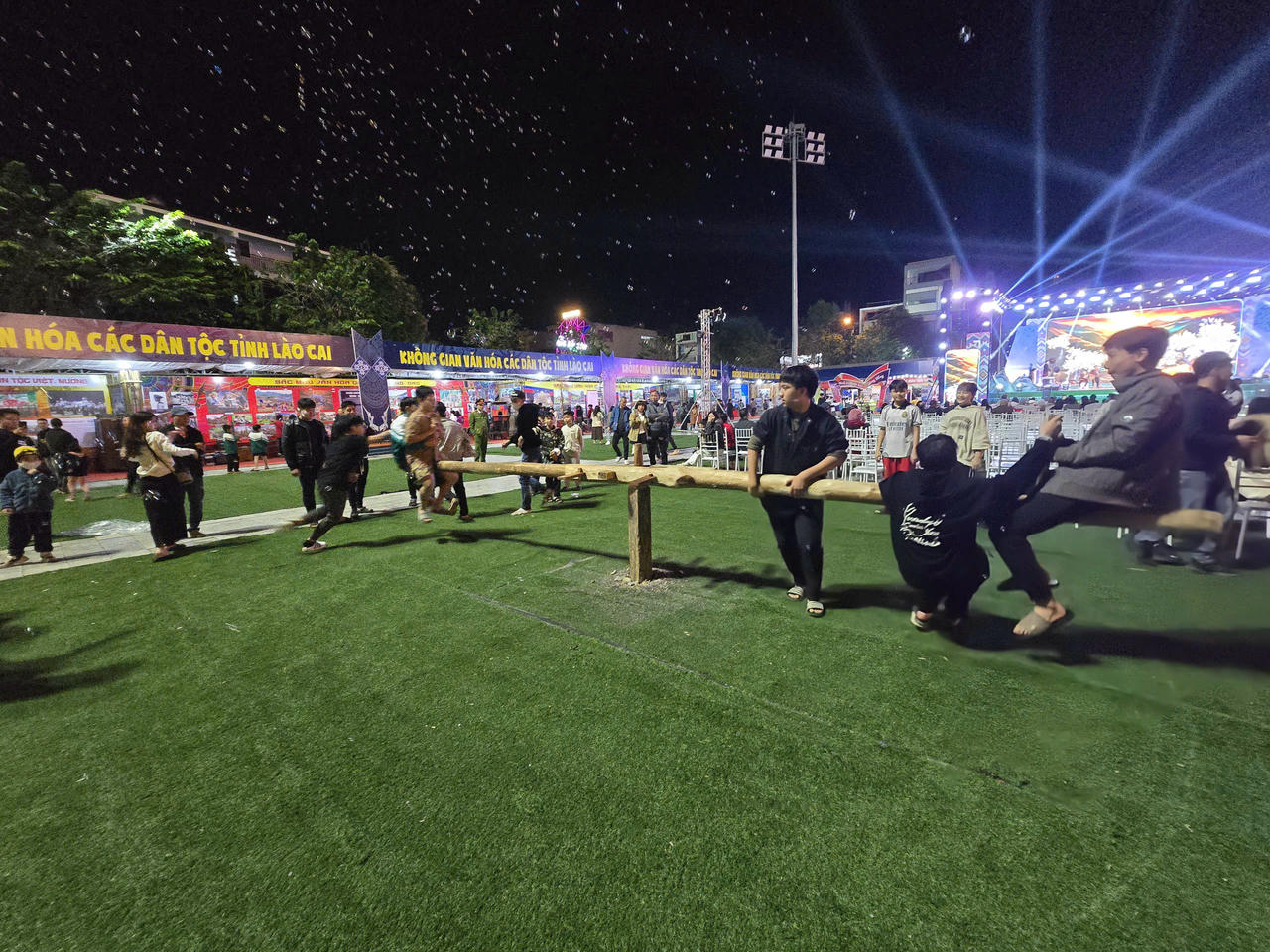 Trẻ em vui chơi tại Không gian văn hóa dân tộc, trưng bày văn hóa và du lịch, trình diễn nghi thức sinh hoạt văn hóa dân gian và biểu diễn nghệ thuật các dân tộc tỉnh Lào Cai.