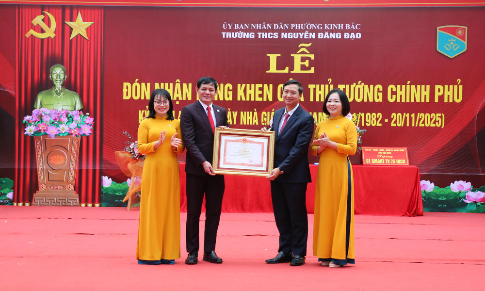 Thừa ủy quyền, ông Nguyễn Việt Oanh trao Bằng khen của Thủ tướng Chính phủ cho Trường Trung học cơ sở Nguyễn Đăng Đạo.