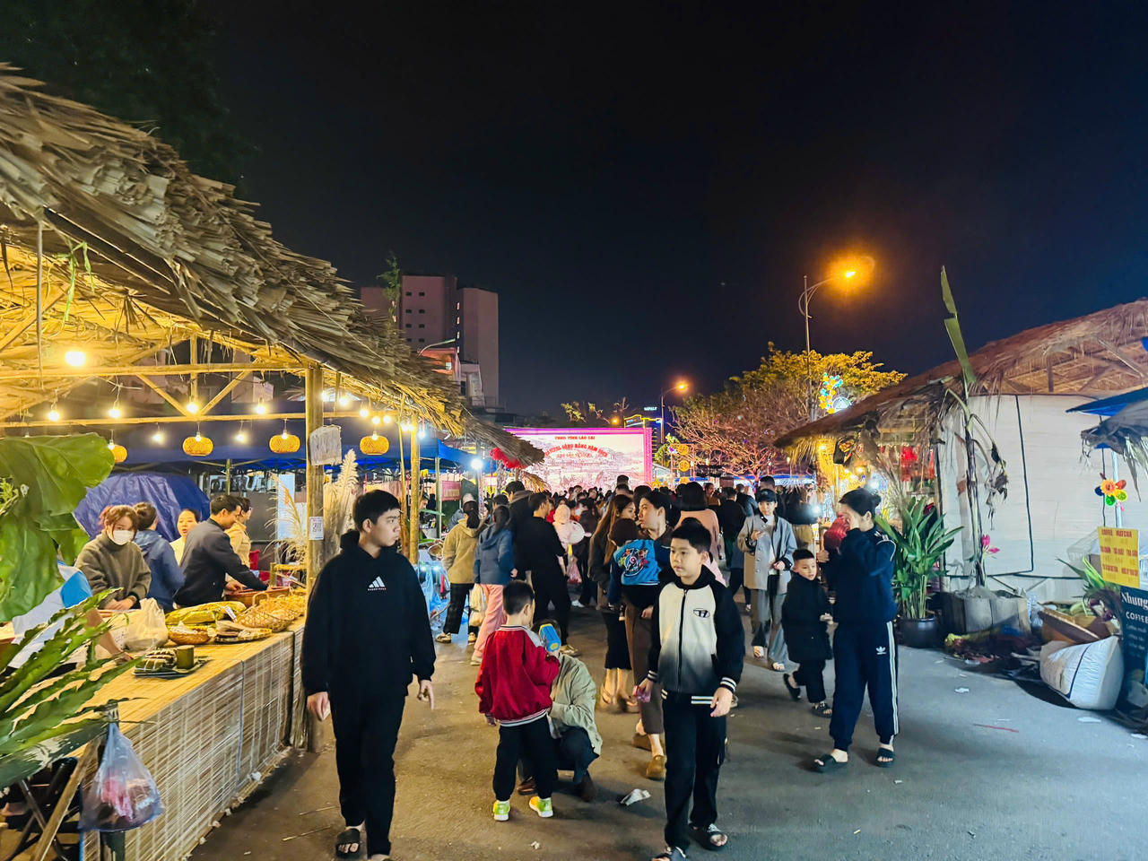 Người dân và du khách nô nức đổ về khu “Chợ Cốc Lếu xưa”, hòa mình vào không khí sôi động của đêm Festival.