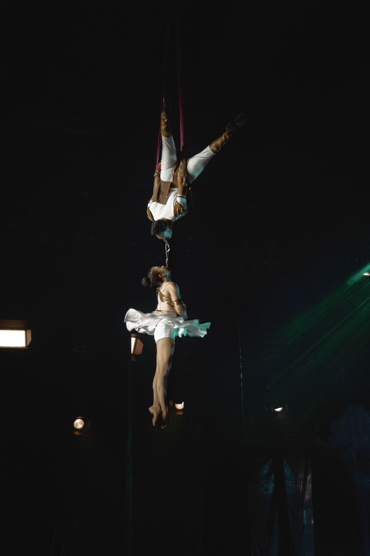 Tiết mục đu dây đôi nổi tiếng của NSƯT Thu Hương và NSƯT Thanh Tuấn.
