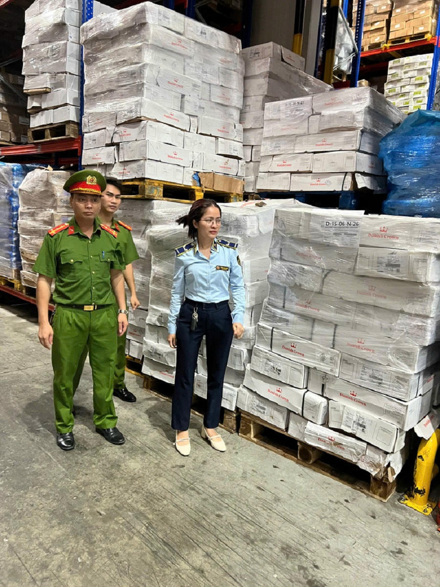 Lực lượng Quản lý thị trường Hà Nội phối hợp với lực lượng Công an kiểm tra hàng hóa của Công ty TNHH Thực phẩm Quỳnh Hương tại kho lạnh HPC Kiên Cường. (Ảnh: Chi cục QLTT TP Hà Nội)