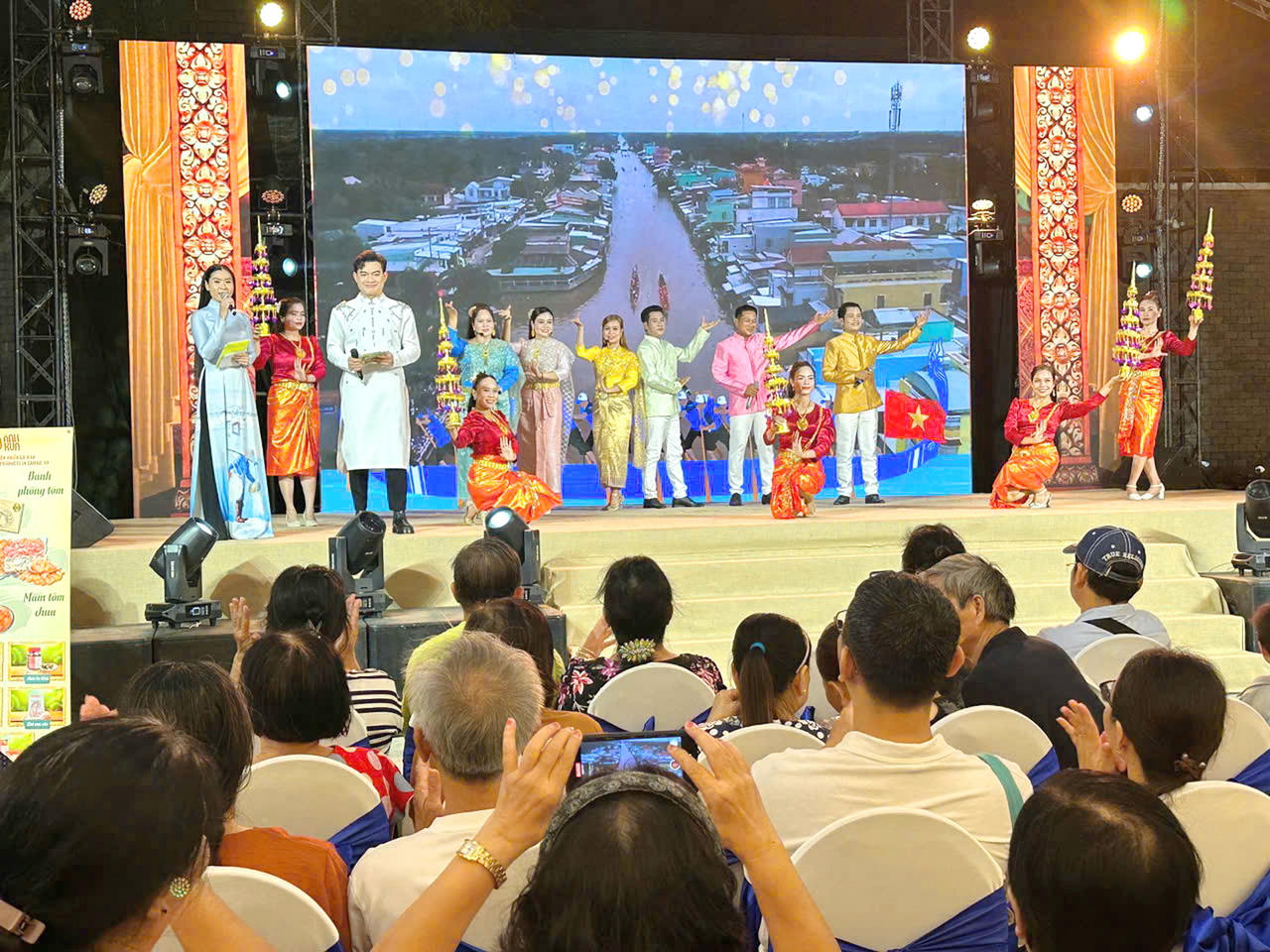Trong suốt thời gian diễn ra chương trình, khu vực sân khấu nghệ thuật tại Nhà Văn hóa Thanh niên TP. Hồ Chí Minh luôn thu hút đông đảo khán giả.