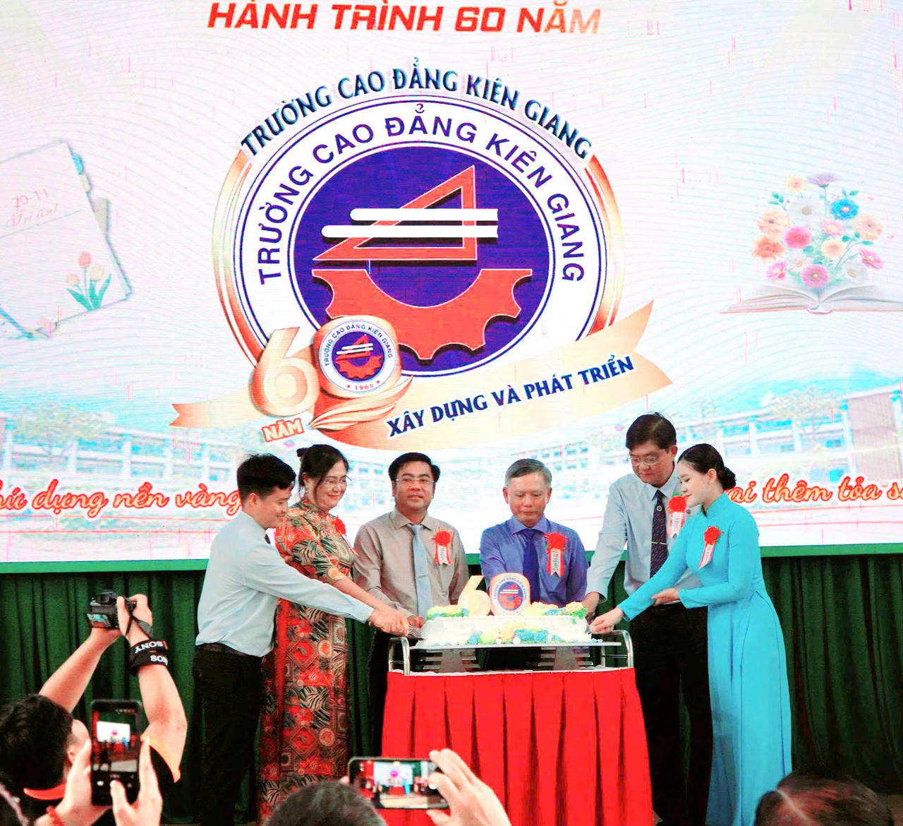 Thực hiện nghi thức kỷ niệm&nbsp;60 năm thành lập Trường Cao đẳng Kiên Giang.