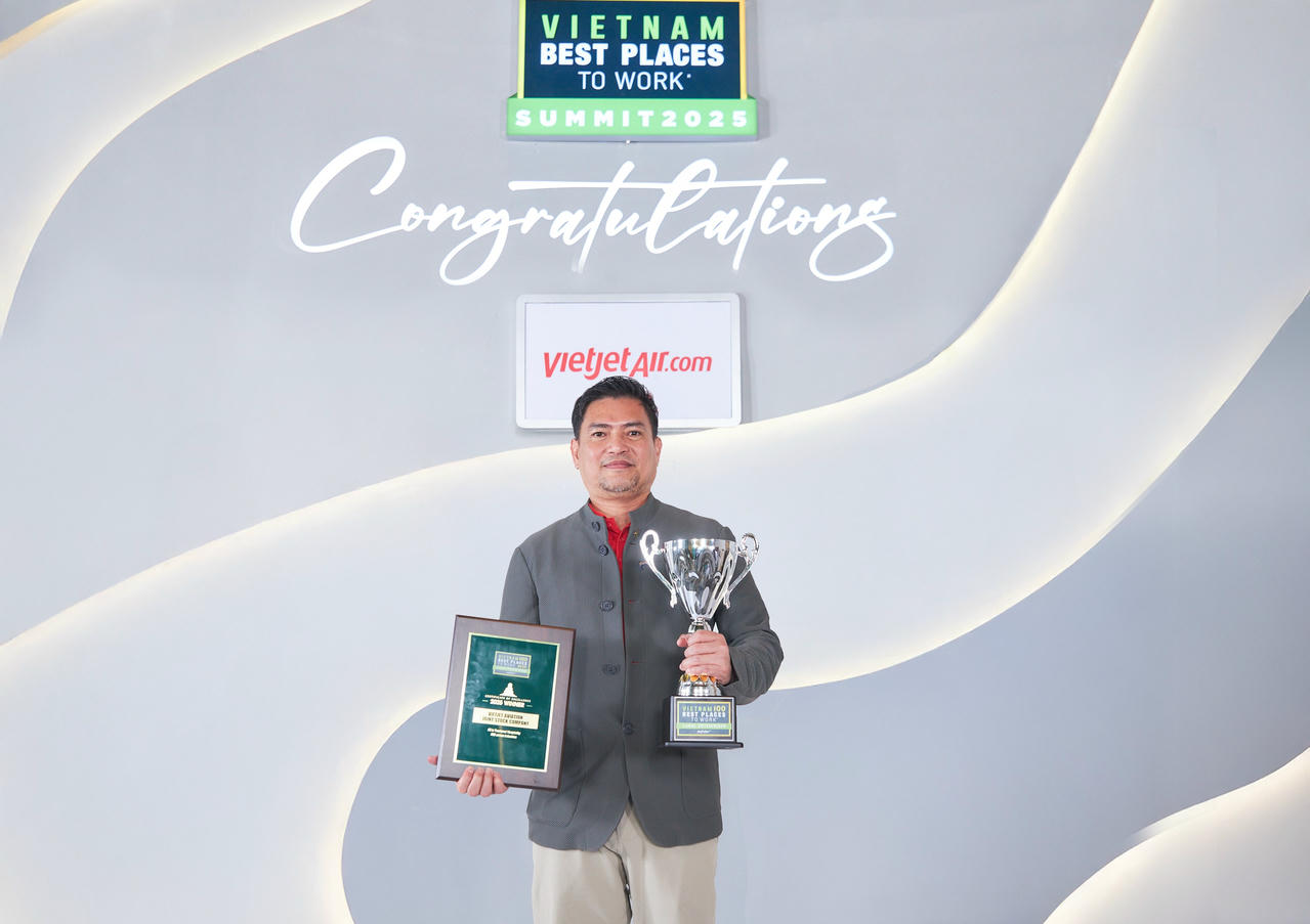 Đại diện Vietjet tại sự kiện, thể hiện cam kết đầu tư mạnh mẽ vào đào tạo – phát triển nguồn nhân lực, góp phần đưa hãng trở thành doanh nghiệp hàng không duy nhất có mặt trong Top “Nơi làm việc tốt nhất Việt Nam” .